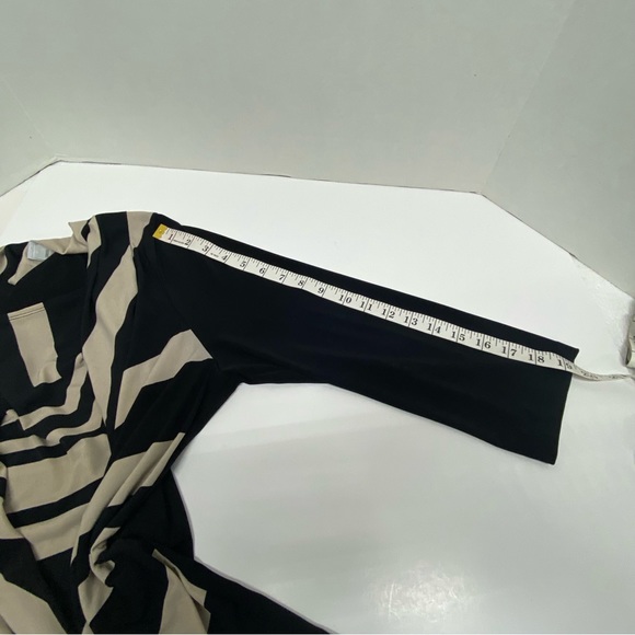 Chico’s womens size 2 Black Beige 3/4 sleeve top abstract sleeve unique neckline - Picture 4 of 10